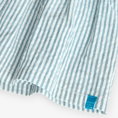 Tecido de riscas azul e branco com etiqueta azul