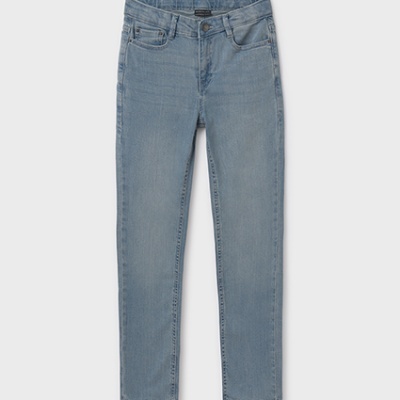 Calças de ganga azul claro em tecido denim com cinco bolsos e fecho de botão.