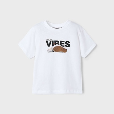 Camisola branca com estampado 'GOOD VIRES' e sola de sapato