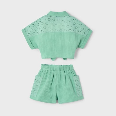 Conjunto infantil verde-água com blusa de manga curta e calções com bolsos texturizados.