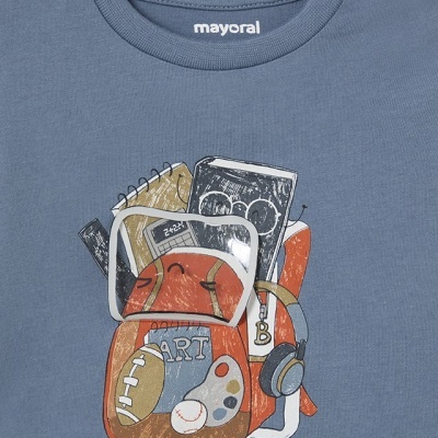 Camisola azul Mayoral com estampado de mochila e acessórios de arte e desporto