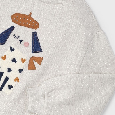 Sweatshirt cinzenta clara com estampa de cão e boina castanha