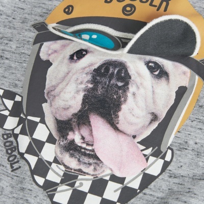 Camisola cinzenta com estampa de cão bulldog com capacete amarelo e lenço xadrez