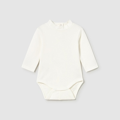 Body de bebé branco de manga comprida em fundo cinzento