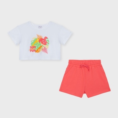 Conjunto infantil com t-shirt branca estampada e calções cor de coral