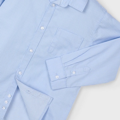 Camisa azul claro de algodão com riscas finas brancas e bolso no peito