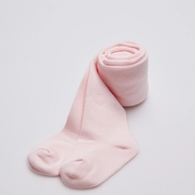 Meia-calça de bebé rosa clara enrolada sobre fundo branco