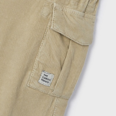 Parte de calça cargo bege em veludo cotelê com bolso lateral e etiqueta