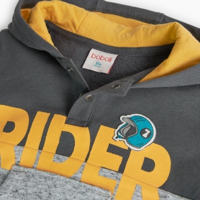 Camisola de criança boboli cinzenta e amarela com texto RIDER e capacete azul 7