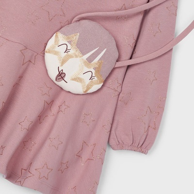 Vestido rosa com estrelas e bolso redondo de unicórnio.