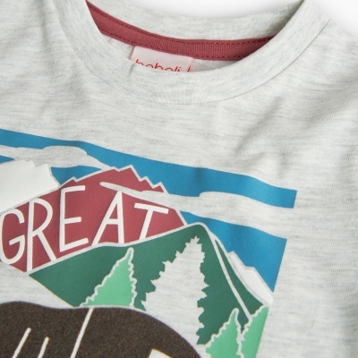T-shirt cinza clara com estampado colorido de montanhas, árvores e texto GREAT.