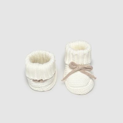 Sapatinhos de bebé de malha branca com laço cinzento