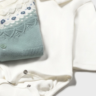 Conjunto de body branco e camisola de malha azul e branca para bebé