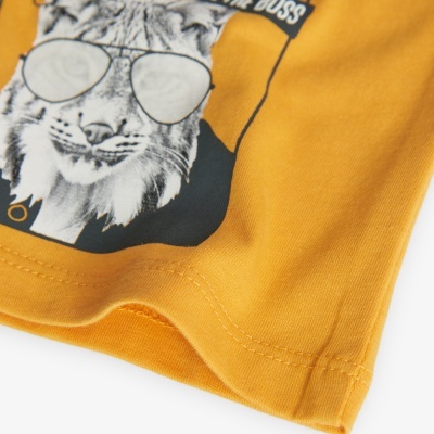 T-shirt amarela com impressão de leão e texto THE BOSS