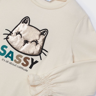Camisola creme com estampa de gato dourado e texto SASSY