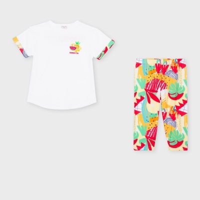Conjunto infantil com t-shirt branca e calças coloridas com padrão abstrato