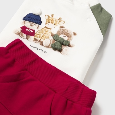 Conjunto infantil branco com desenhos de brinquedos e calças vermelhas