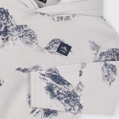 Camisola com capuz cinzento com padrão azul de montanhas e etiquetas MAYORAL