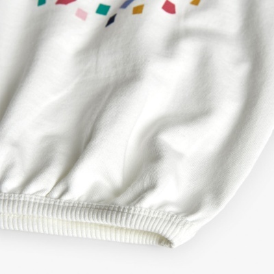 Manga elástica em tecido branco com manchas coloridas