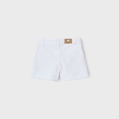 Calções brancos felpudos com etiqueta castanha e coração branco