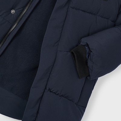 Casaco acolchoado azul escuro com fecho de correr e punho elástico.