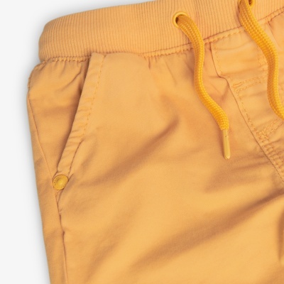 Calças de tecido amarelo com bolso lateral e cordão amarelo