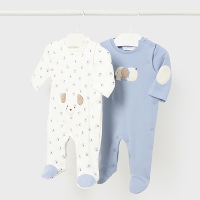 Dois macacões de bebé, um branco com padrão e cara de cão, outro azul claro com aplicação de animal e cotoveleiras