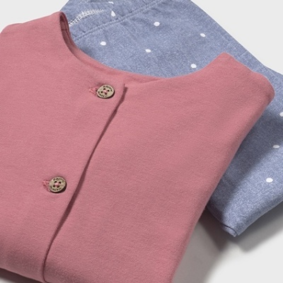 Conjunto de vestuário rosa com botões e azul com bolinhas brancas