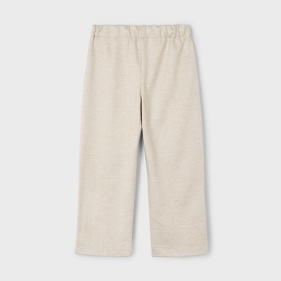 Calças bege claro em tecido macio com cintura elástica em fundo cinzento-claro