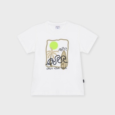 T-shirt branca com estampado de ondas, palmeira, sol verde e texto 