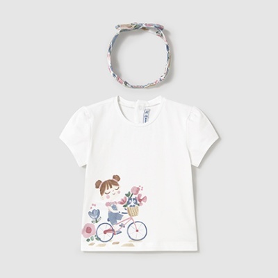 T-shirt branca infantil com estampa de menina de bicicleta e fita de cabelo floral