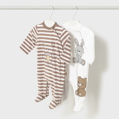 Dois macacões de bebé com desenhos de animais pendurados