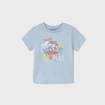 T-shirt infantil azul clara com estampado de surfista e texto SURF SOL & OLAS
