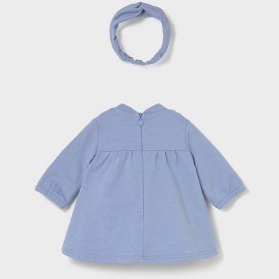 Vestido azul claro de manga comprida e faixa de cabelo a condizer