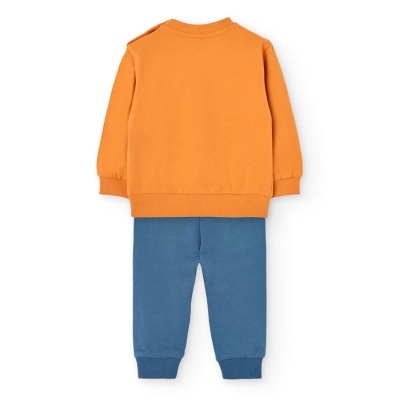 Conjunto infantil com camisola laranja e calças azuis