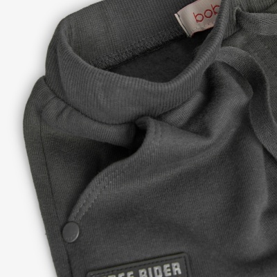 Casaco de criança cinza escuro com gola alta e botões depressa