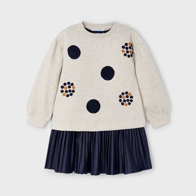 Conjunto de camisola bege com pompons e saia azul escuro plissada