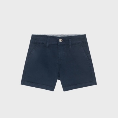 Calções azuis escuros com botão metálico e bolsos frontais