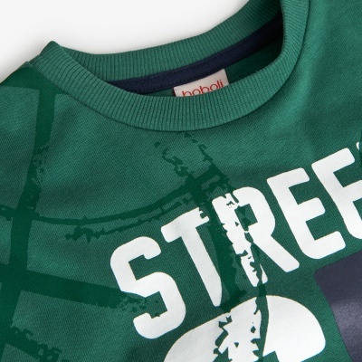 Camisola verde com gola redonda e texto branco 'STREET'