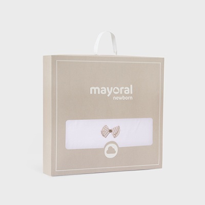 Embalagem bege da marca mayoral newborn com produto branco visível através de janela.