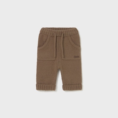 Calças castanhas felpudas com bolsos frontais e cós elástico sobre fundo cinzento claro