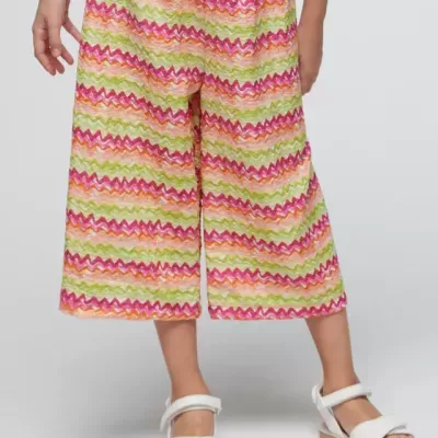 Calças 3/4 para criança com padrão colorido ondulado e sandálias brancas