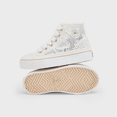 Ténis altos femininos brancos com padrão de renda e sola bege