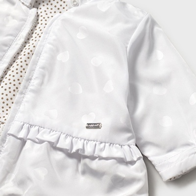 Casaco infantil branco com corações e forro bege com pontos