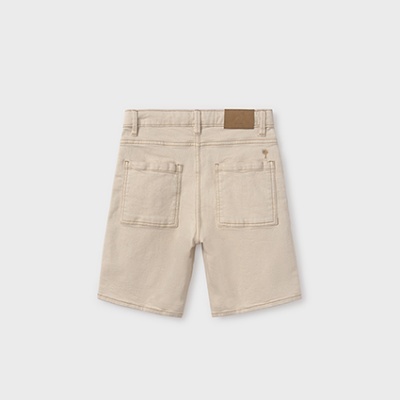 Calções de ganga creme vistos por trás com bolsos e etiqueta castanha