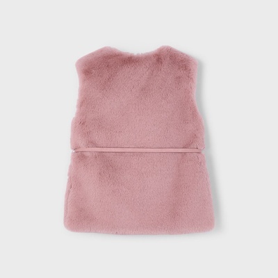 Colete cor-de-rosa peludo com cinto fino visto de trás