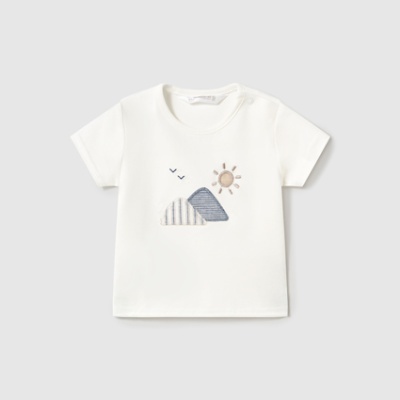 Camiseta branca de criança com bordado de montanhas, sol e gaivotas