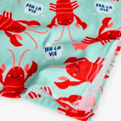 tecido azul turquesa com lagostas vermelhas e texto SEA LA VIE