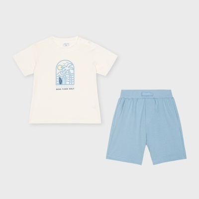 Conjunto infantil com t-shirt branca e calção azul claro