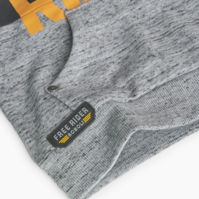 Parte inferior de roupa cinzenta com etiqueta e texto amarelo